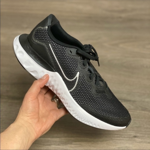 Nike | Renew Run Black White Running Sneaker 7 & 8 - Picture 3 of 11
